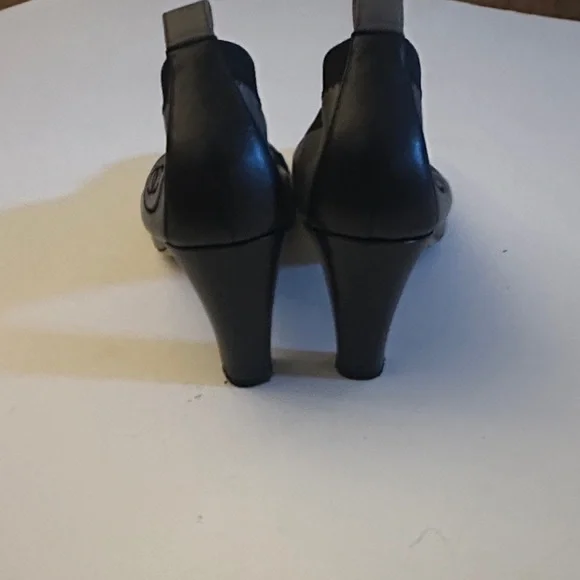 CHANEL Two-Tone Black and Gray Heels size 41 - Picture 5 of 10